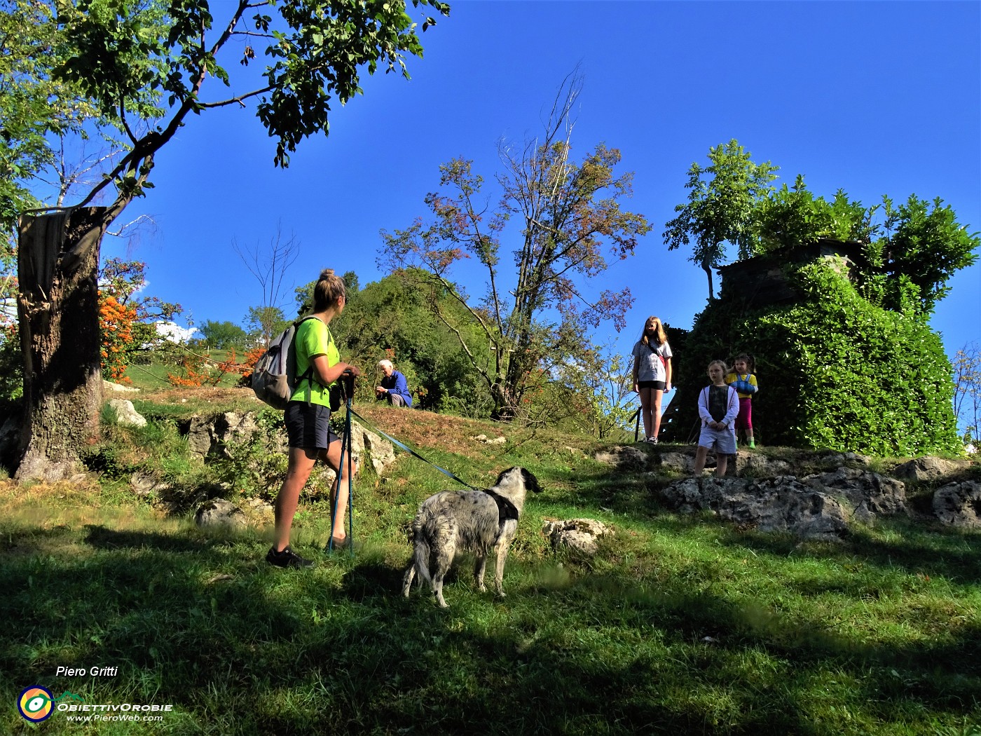 56 Al bel roccolo di Cassarielli sostiamo un momento in compagnia .JPG